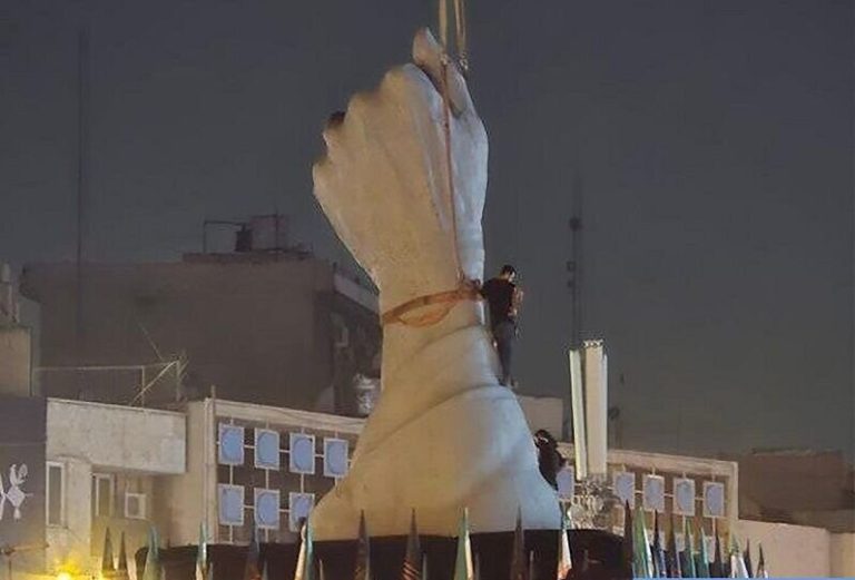 نصب المان «مشت گره‌کرده» در میدان انقلاب تهران